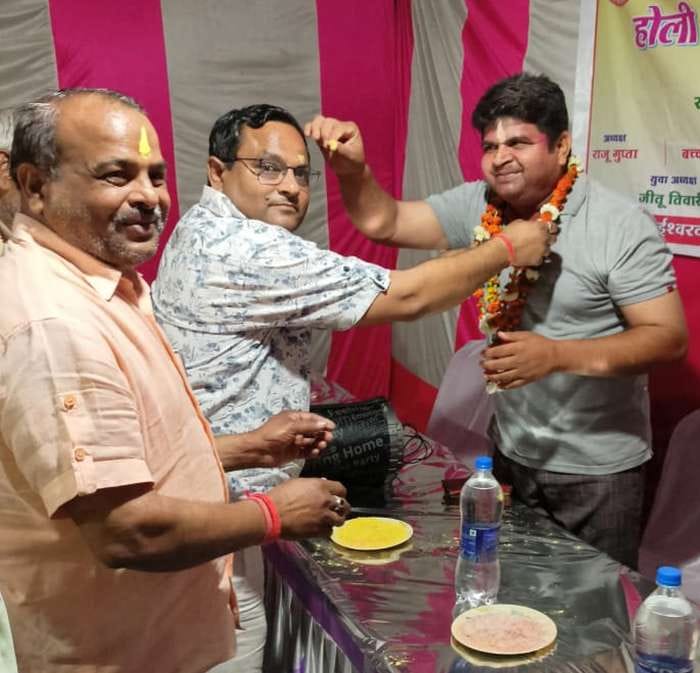Traders embraced with Gulal in Holi Milan