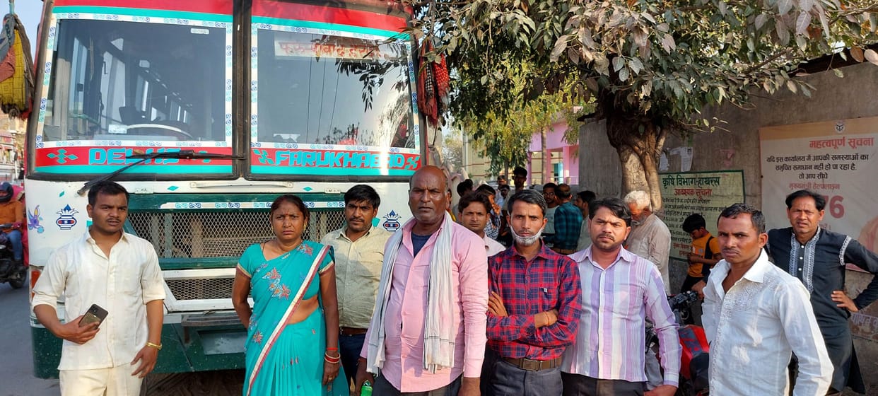 Hathras: After hitting the bike rider, the driver-operator ran away after parking the bus