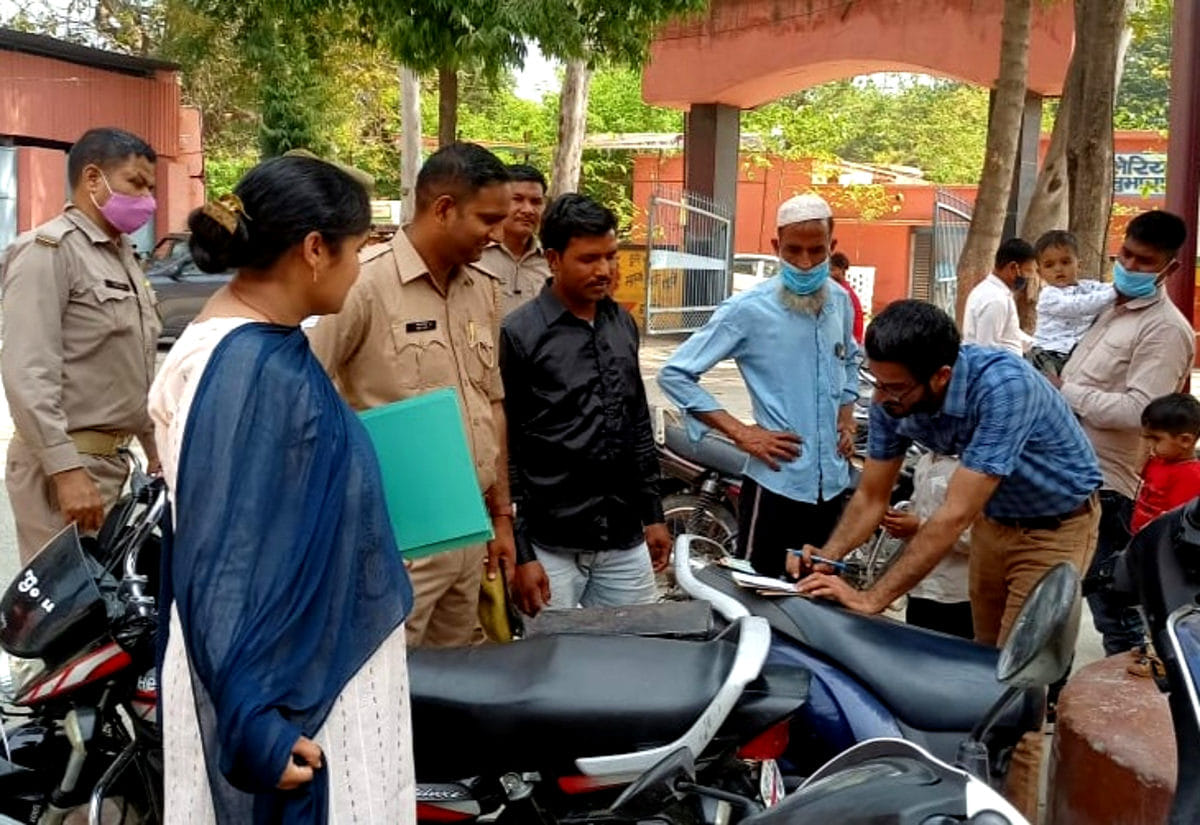 Smokers and gutkha eaters fined