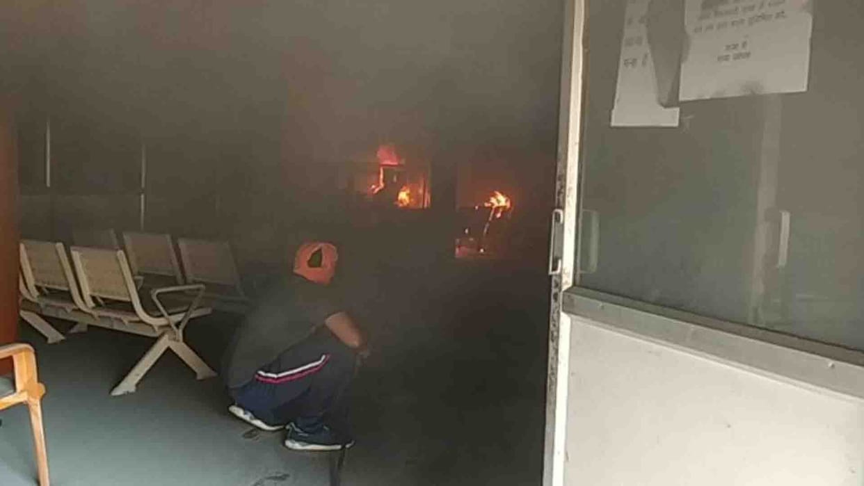 Mahoba: Fire in SBI Bank due to short circuit