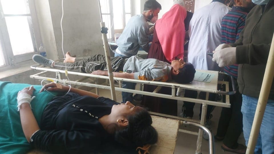 kupwara accident passenger vehicle fell into deep Gorge hit by snow slide at Sadhna Top in Kupwara district