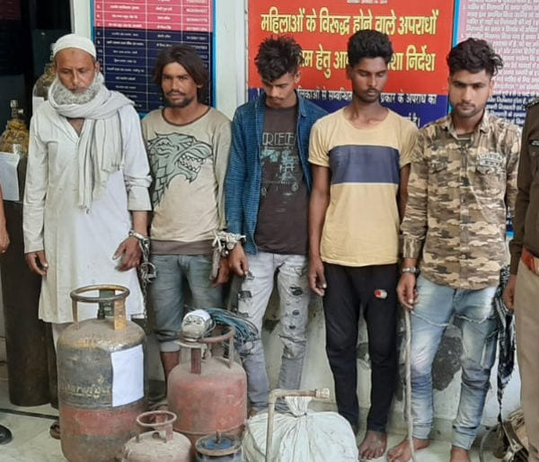 Five arrested including four vicious thieves