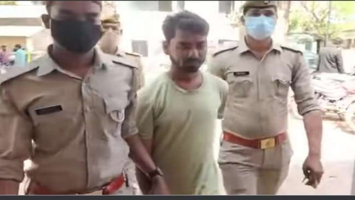 Pratapgarh: Afraid of bulldozer, the accused of rape surrendered, the police had made him stand in front of the house.