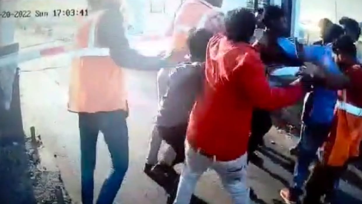 Khargone: Toll staff and driver clashed over the issue of crossing the toll booth from the wrong direction