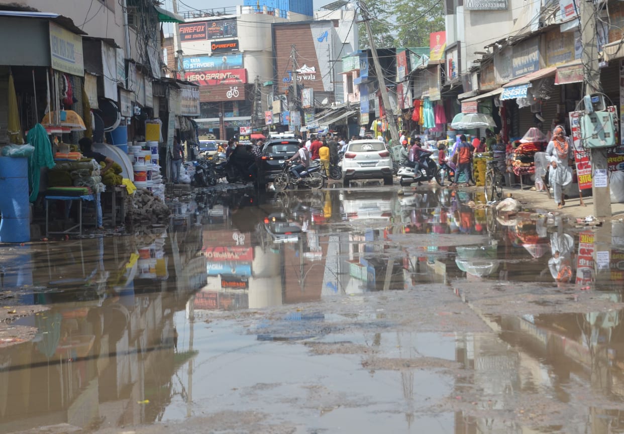 Stopped sewerage system, shopkeepers and traders blocked the road for quarter to three hours