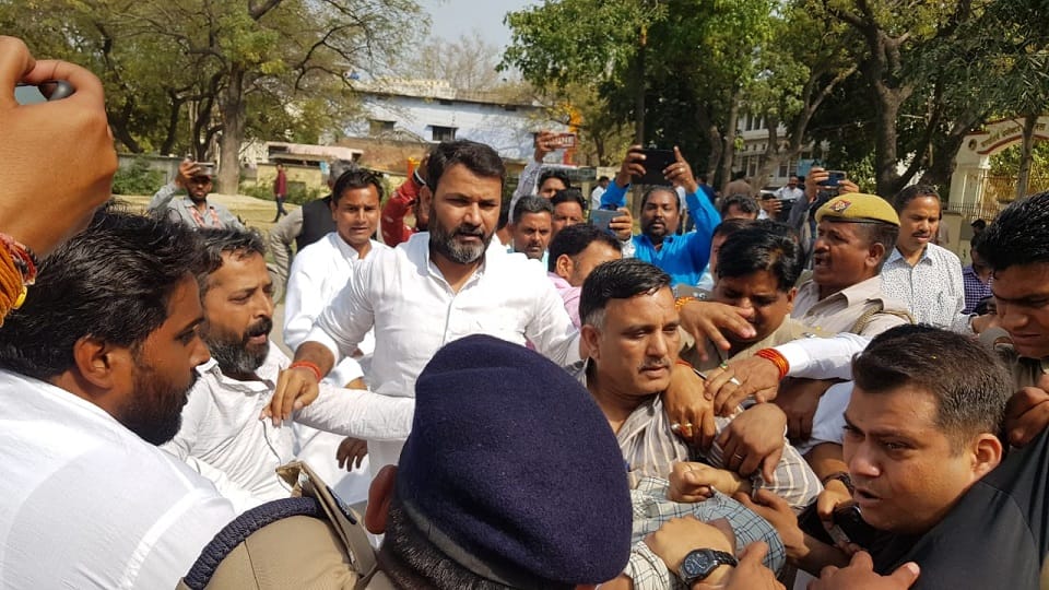 MLC election 2022 nomination BJP and SP supporters clashed accused of snatching nomination paper of SP candidate in Etah