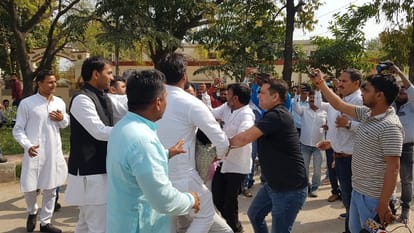 MLC election 2022 nomination BJP and SP supporters clashed accused of snatching nomination paper of SP candidate in Etah