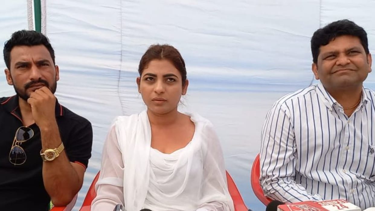 Singer Annu Kadian accuses administration of breaking Film City without giving notice
