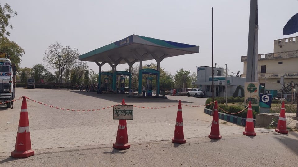 Diesel Petrol sales stopped at Reliance petrol pumps in Agra