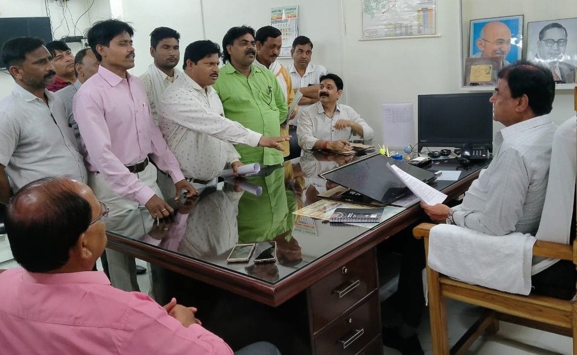 Hathras: Sanitation workers demonstrated to solve the problems