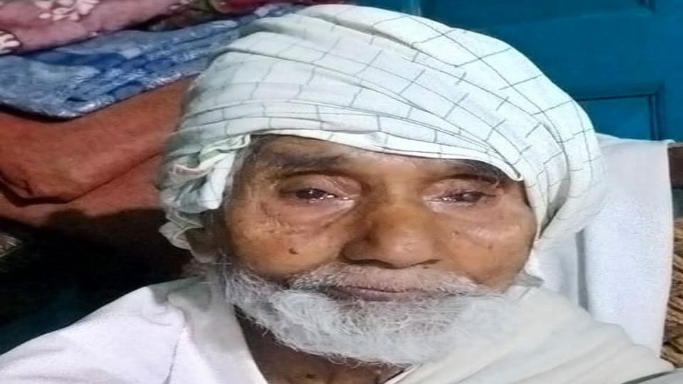 son distributed sweets in village happiness of elderly father being found safely in Agra