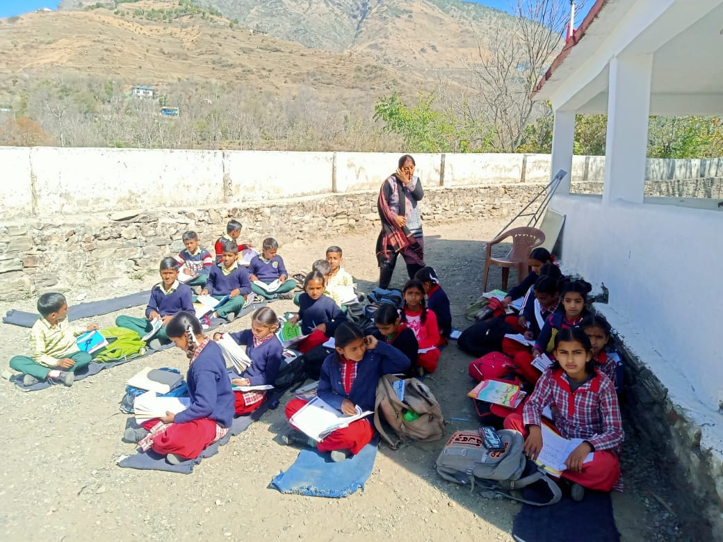 daroti school rajgargh not their own building- student facing problem