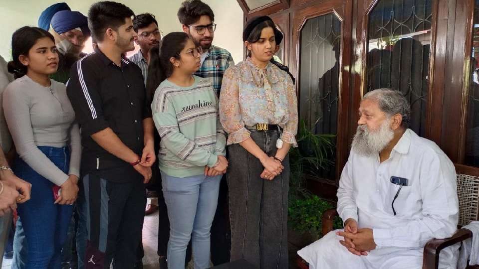 Students who returned from Ukraine met Health Minister Anil Vij