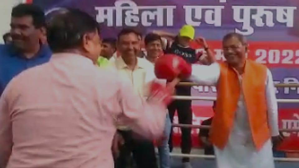 MP's Energy Minister in the mood for fun: Pradyuman Singh Tomar tried his hand at boxing, punched BJP leader in Gwalior