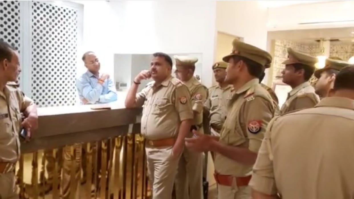 Action in Varanasi, Police searched the hotel on the information of the suspects' stay