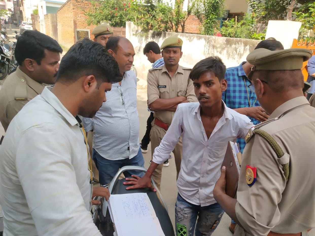 robbery in varanasi in daylight miscreants looted RS two lakh rupees from staff of biscuit trader police start  investigation