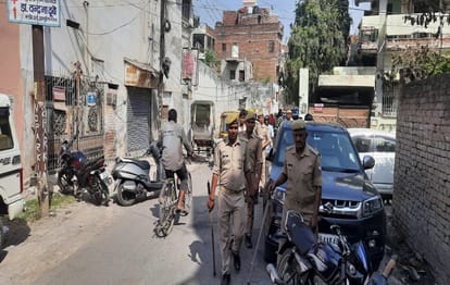 robbery in varanasi in daylight miscreants looted RS two lakh rupees from staff of biscuit trader police start  investigation