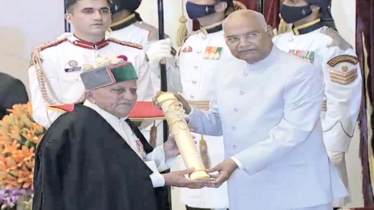 Famous litterateur and folk artist Vidyanand Saraik received Padma Shri from President in traditional costume