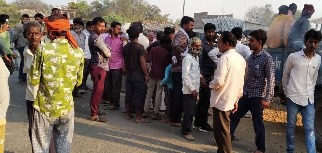 Kanpur dehat : Protest by placing the dead body of youth on Devipur-Baraur link road in Pukhrayan
