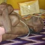 योगा करते हुए स्वामी शिवानंद ।