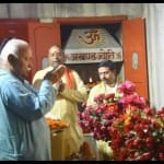 मोहन भागवत बाबा गोरखनाथ का दर्शन करते हुए।