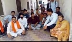 शहर कोतवाली में धरना देते हिन्दू जागरण मंच के कार्यकर्ता।