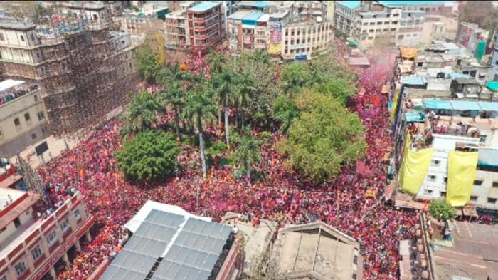 दो साल बाद गेर निकलने का उत्साह इंदौरियों की भीड़ से लगाया जा सकता है।