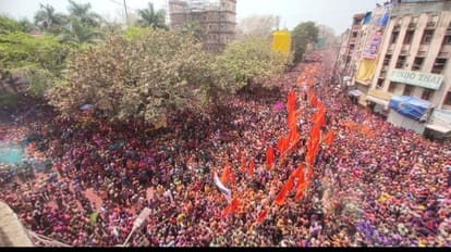 इंदौर की ऐतिहासिक गेर:दो साल बाद रंगपंचमी मनाने गेर में उमड़े लाखों लोग,  मिसाइलों से उड़ा रंग - Indore: Lakhs Of People Gathered In Colorful Gar,  Colors Blown By Missiles ...