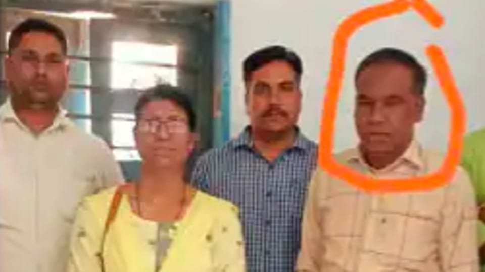 Sagar: Project officer and her husband were demanding 50 percent commission in mid-day meal bill, Lokayukta caught