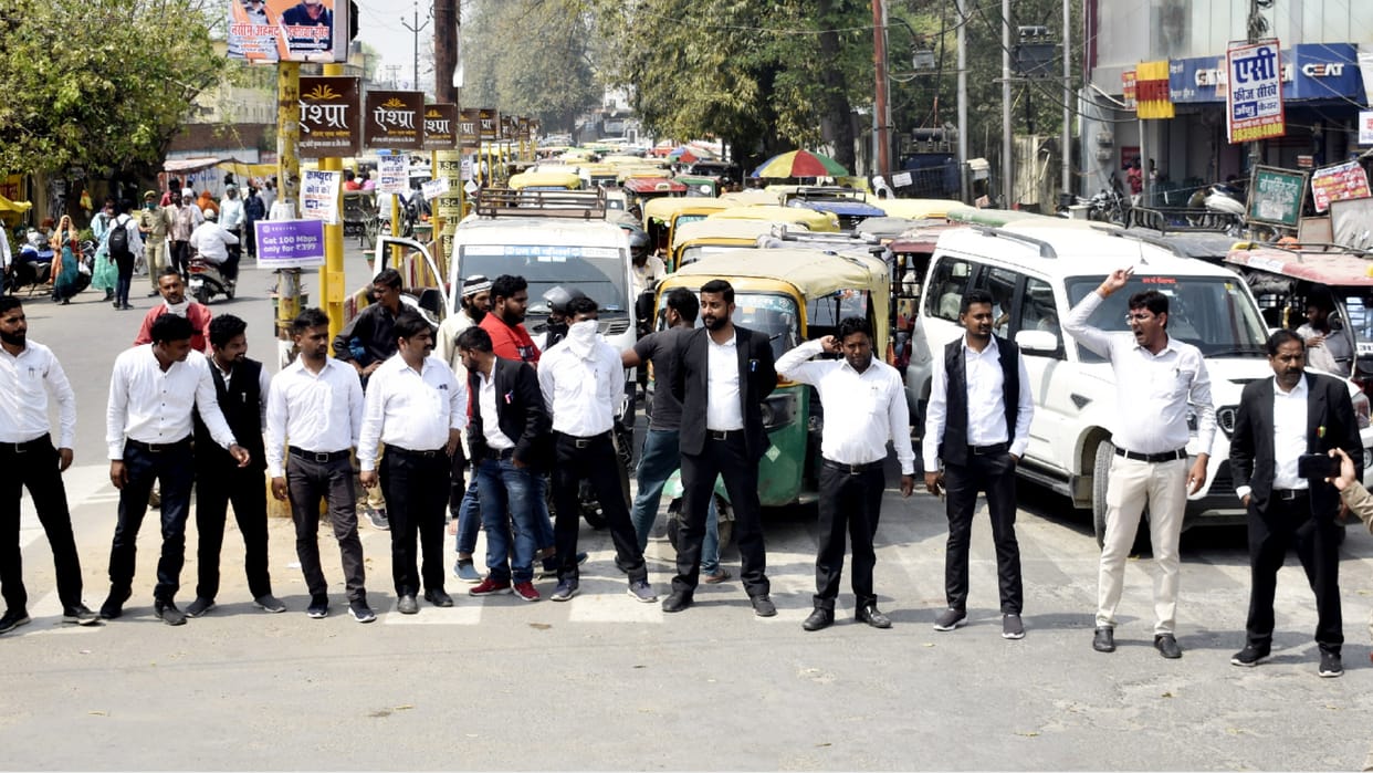 Advocate came on road female police station line hazir Gorakhpur: