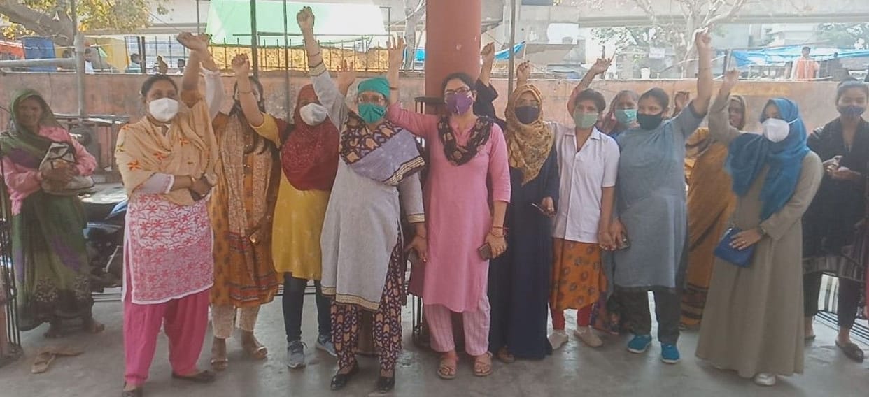 Hathras: Nurses demonstrated for action against the accused doctor