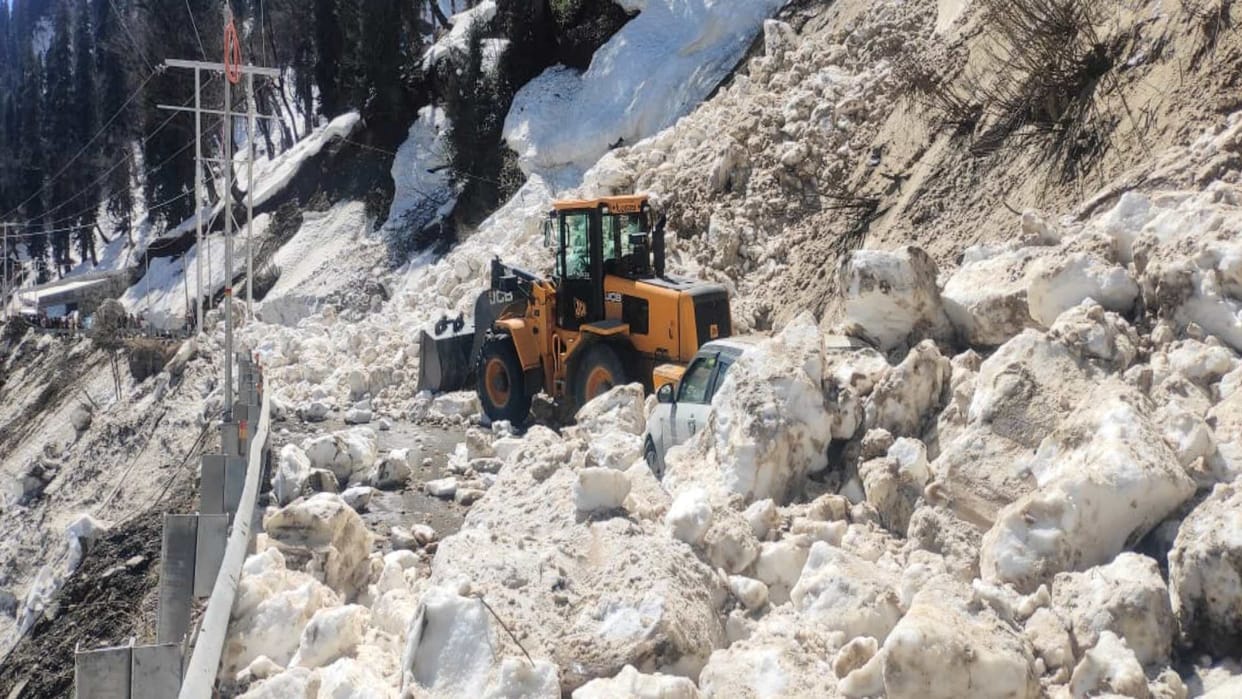 Avalanche hits vehicle, tourists narrowly escaped , Manali-Darcha road blocked