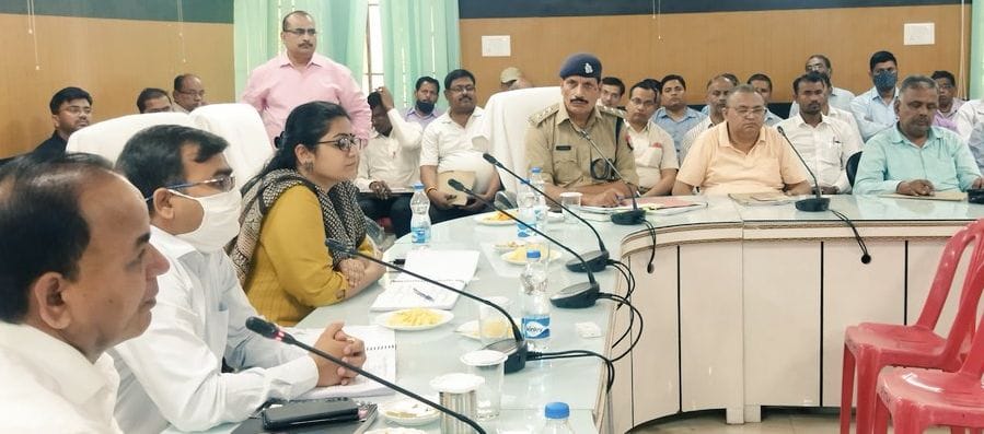 fathepur news,Both the center administrators will go to jail for mass copying: DM