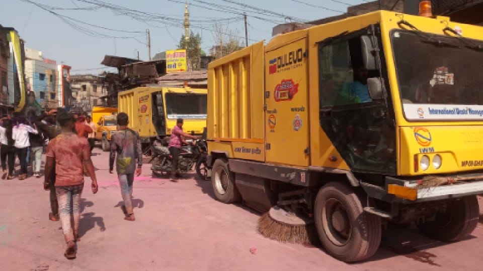 Indore: Garbage picked up from JCB, road washed by tankers, 700 cleaning friends dazzled the road on sight