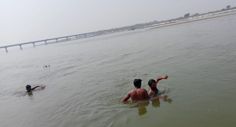 The body of a girl drowned in the Ganges was found after 30 hours