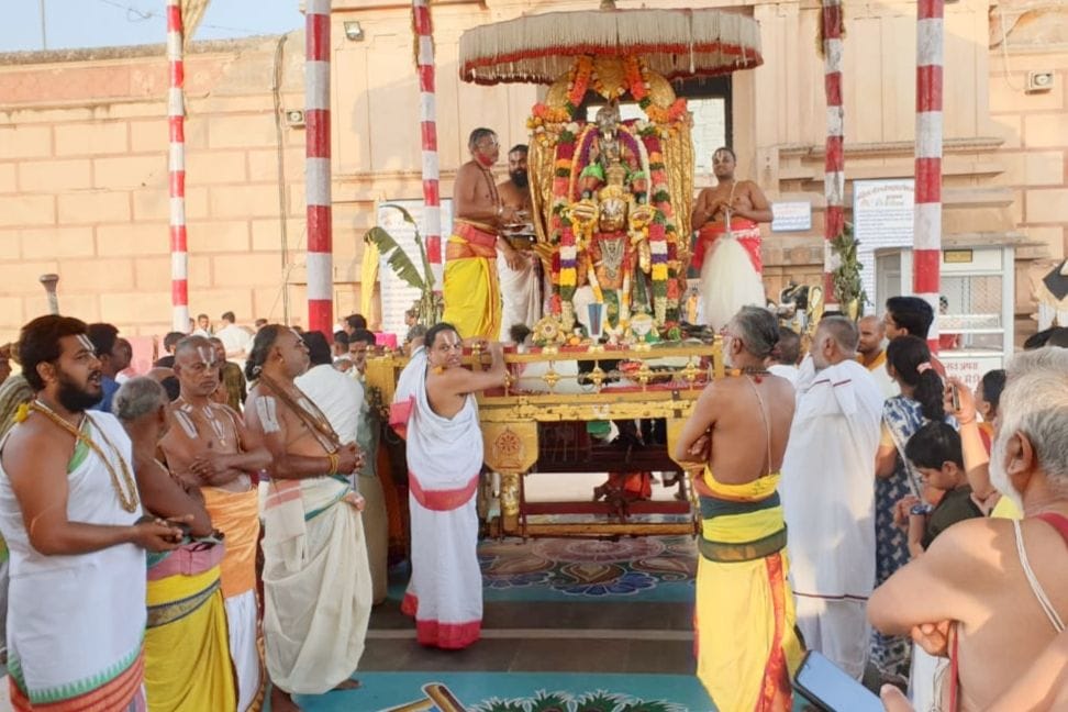 Mathura: Mounted on Garudji and Hanumanji, gave darshan to the devotees