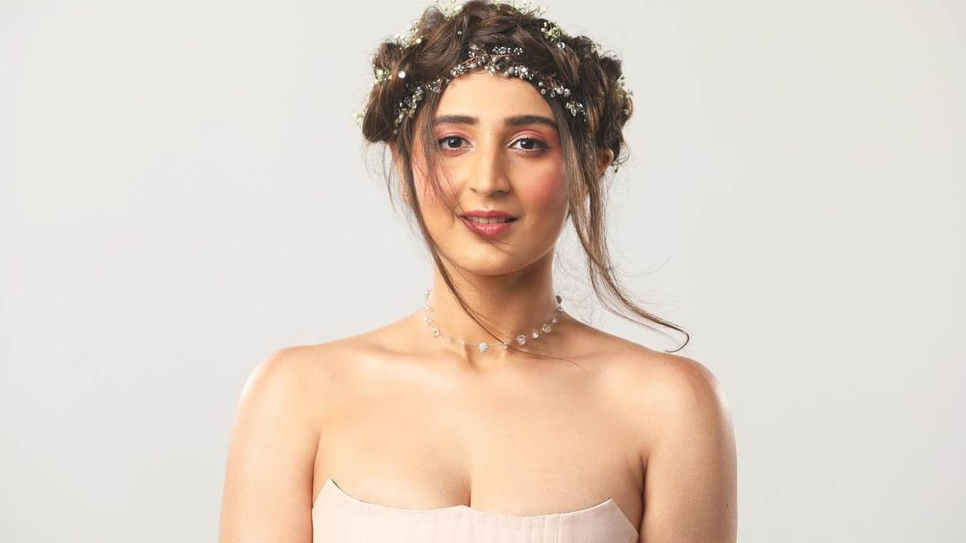 Dhvani Bhanushali Birthday special know unknown facts about singers life and career