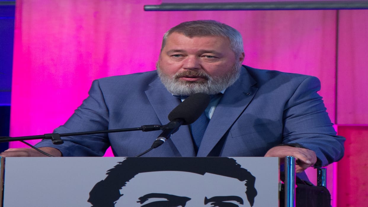 russian nobel peace prize winner dmitry muratov donates medal to fund for ukrainian refugees