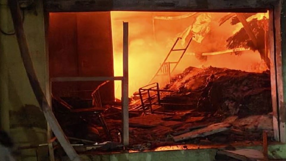fire broke out in tent warehouse in firozabad