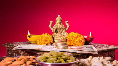 শুক্রবারের এই নিয়মের মধ্যেই লুকিয়ে আপনার ভাগ্যের চাবিকাঠি 3 goddess lakshmi 1647953018.jpeg?w=414&dpr=1