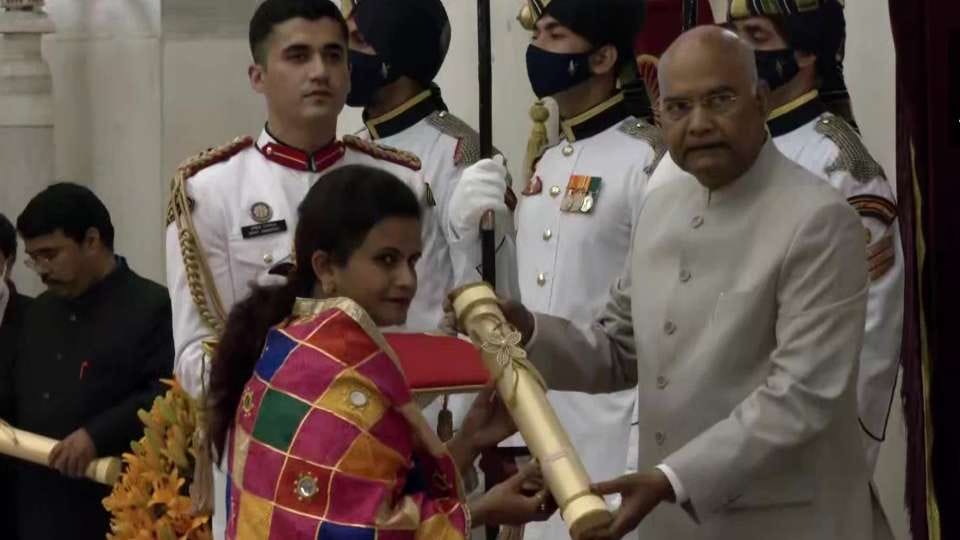 Late folk singer Gurmeet Bawa daughter accepts Padma Bhushan award on her behalf