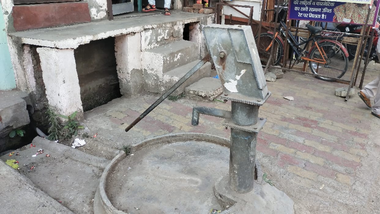 Kaushambi: Innocent girl died due to electrocution in the hand pump of primary school
