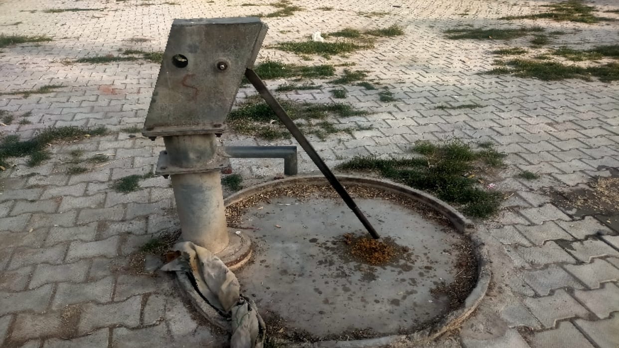 Amar Ujala Investigation: more than 12 hundred hand pumps are damaged in shamli, villagers upset