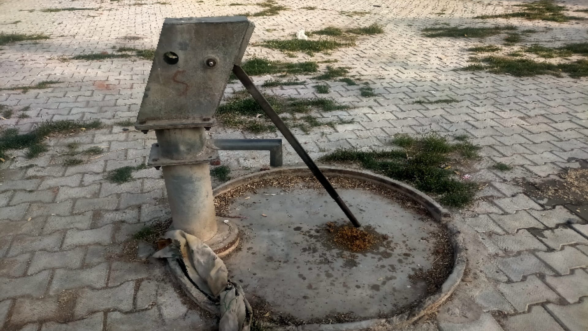 Amar Ujala Investigation: more than 12 hundred hand pumps are damaged in shamli, villagers upset