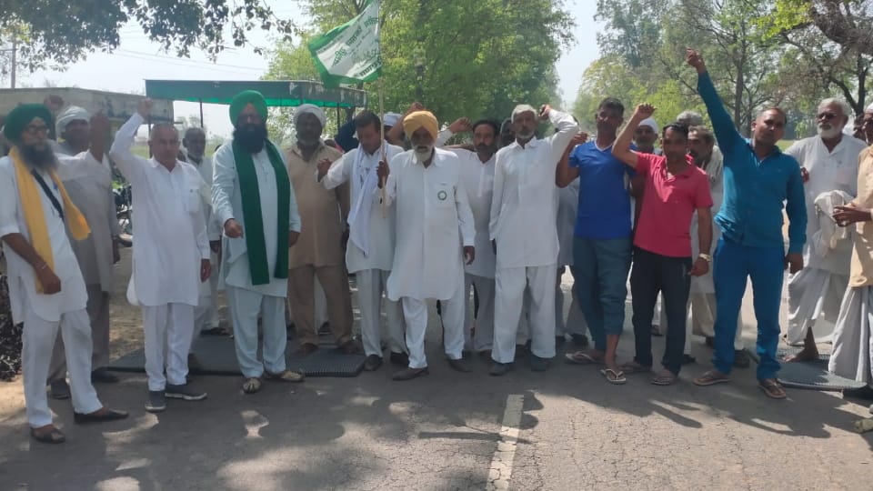 Farmers of village Bhimewala blocked National Highway alleging irregularities in compensation received for crops damaged by rains