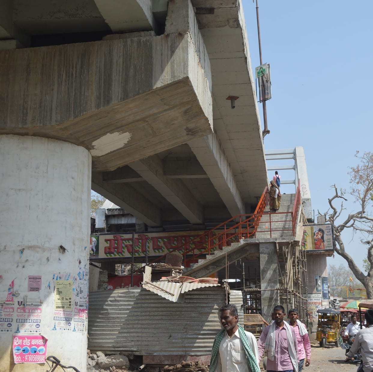 Hathras: Stairs work incomplete, people passing through railway line