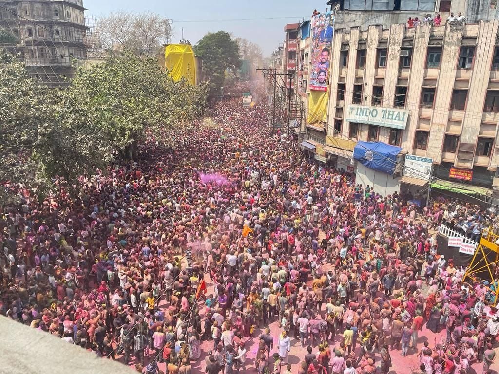Indore: Lakhs of people gathered in colorful gar, colors blown by missiles, chanted Bharat Mata with saffron flag