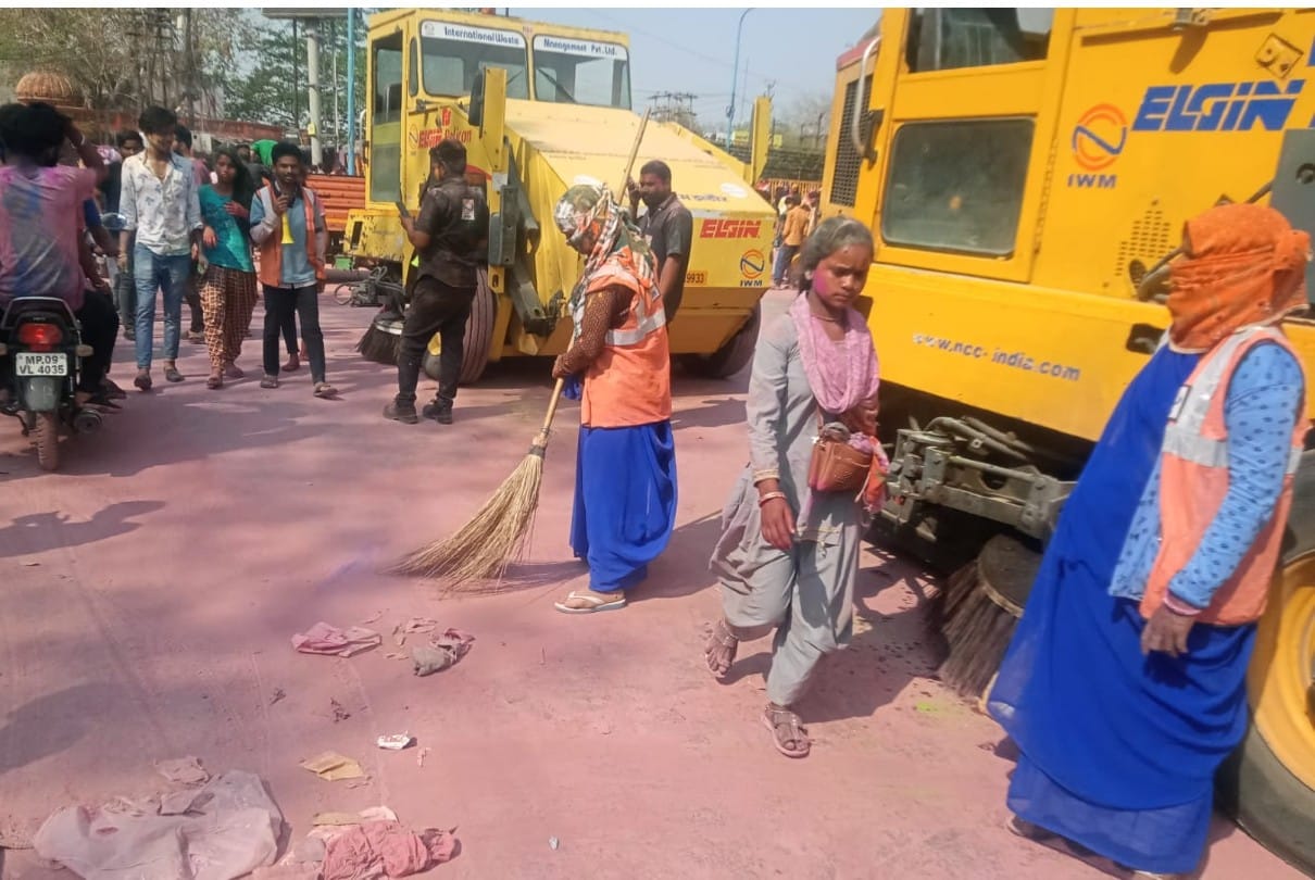 Indore: Garbage picked up from JCB, road washed by tankers, 700 cleaning friends dazzled the road on sight
