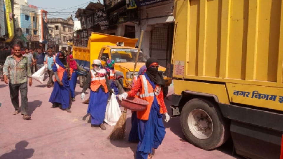 Indore: Garbage picked up from JCB, road washed by tankers, 700 cleaning friends dazzled the road on sight