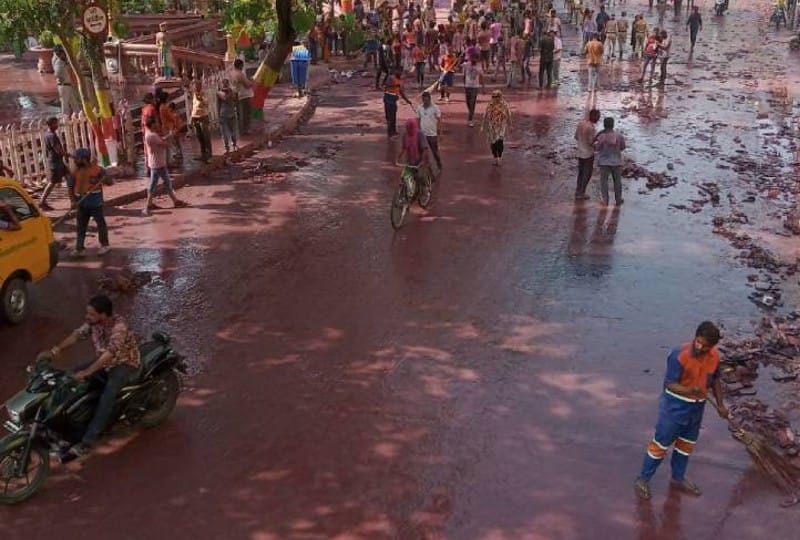 Indore: Garbage picked up from JCB, road washed by tankers, 700 cleaning friends dazzled the road on sight